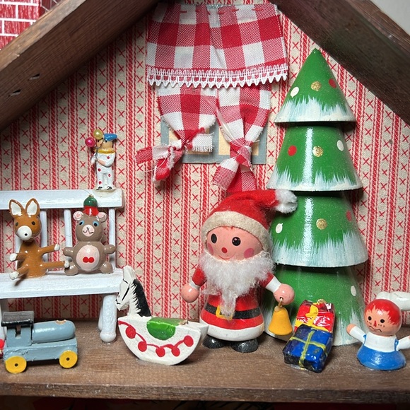 VTG Christmas Kitsch wooden festive doll house diorama figurine wall hanging - Picture 6 of 17